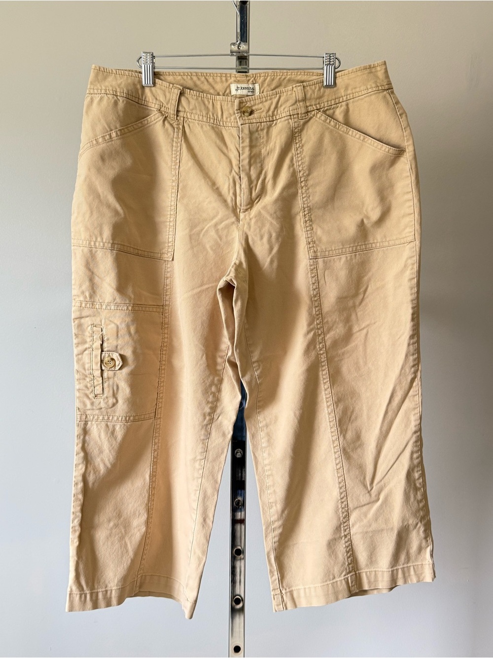 St. John's Bay Women's Cargo Capri Pants - Size 14 - Khaki Tan Stretch